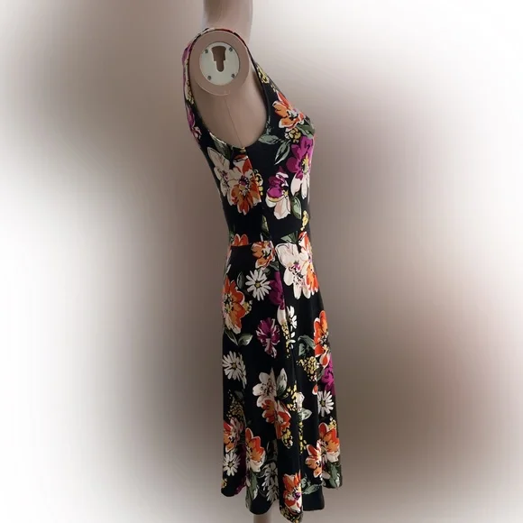 Agnes and Dora Floral Dress - Picture 2 of 11